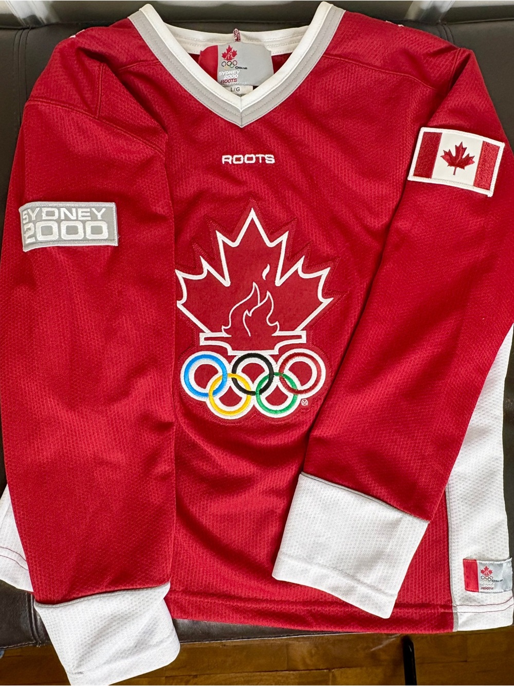 Vintage Roots Team Canada Women’s Sydney 2000 Olympics Hockey Jersey - Picture 7 of 7